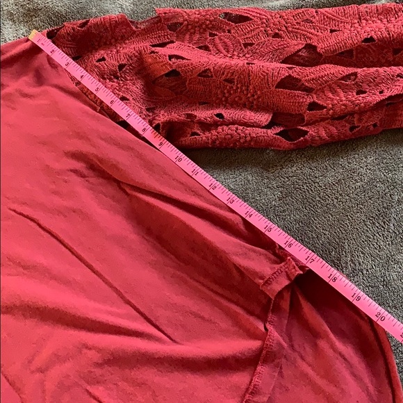 Maroon hi-low top with Lacey cutout sleeves - Picture 6 of 7